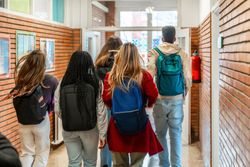 Bani mai puțini pentru studenți în anul școlar 2025-2026: Cine sunt cei care urmează să primească burse în valoare de 2.165 de lei Bani mai puțini pentru studenți în anul școlar 2025-2026: Cine sunt cei care urmează să primească burse în valoare de 2.165 de lei
